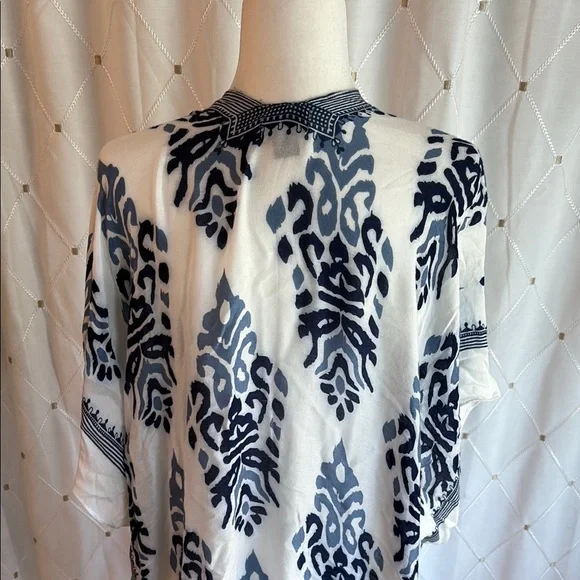 Elegant blue and White Animal Print Kimono - Picture 4 of 5